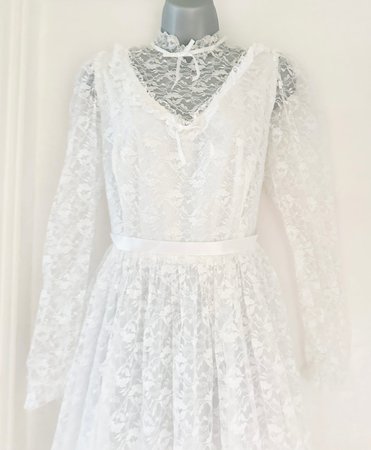 Vintage no label  approx 1980s white lace wedding long dress size 12