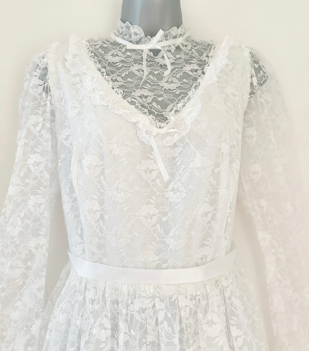 Vintage no label  approx 1980s white lace wedding long dress size 12
