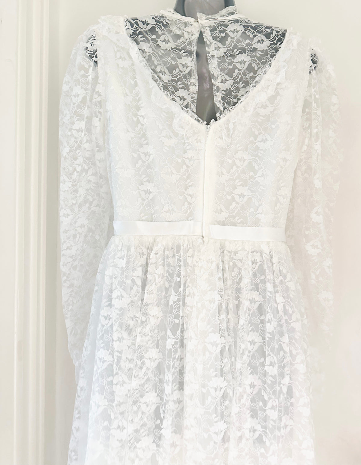 Vintage no label  approx 1980s white lace wedding long dress size 12
