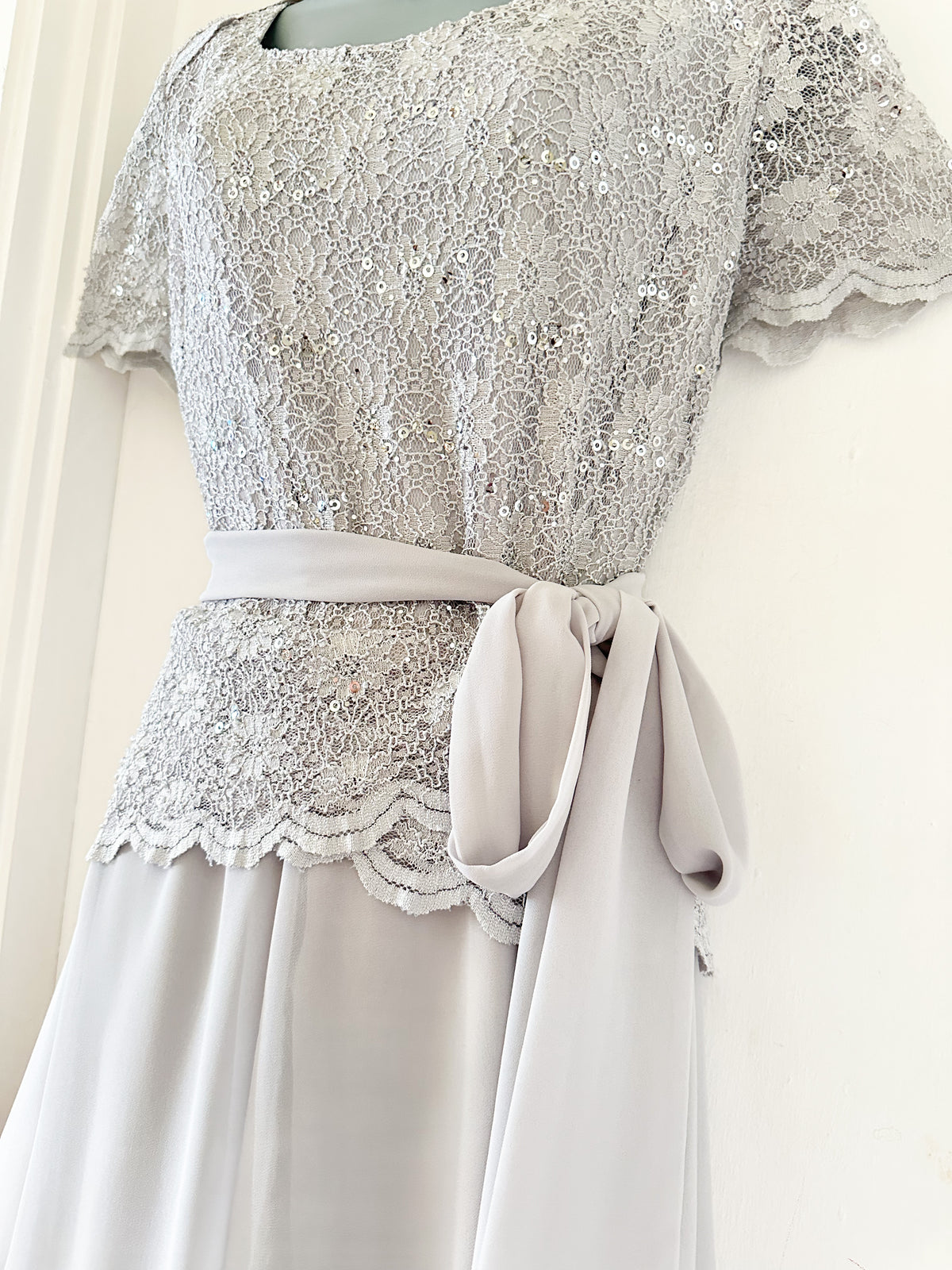 Jacques Vert light grey subtle sequin lace detail belted calf length stunning dress 22