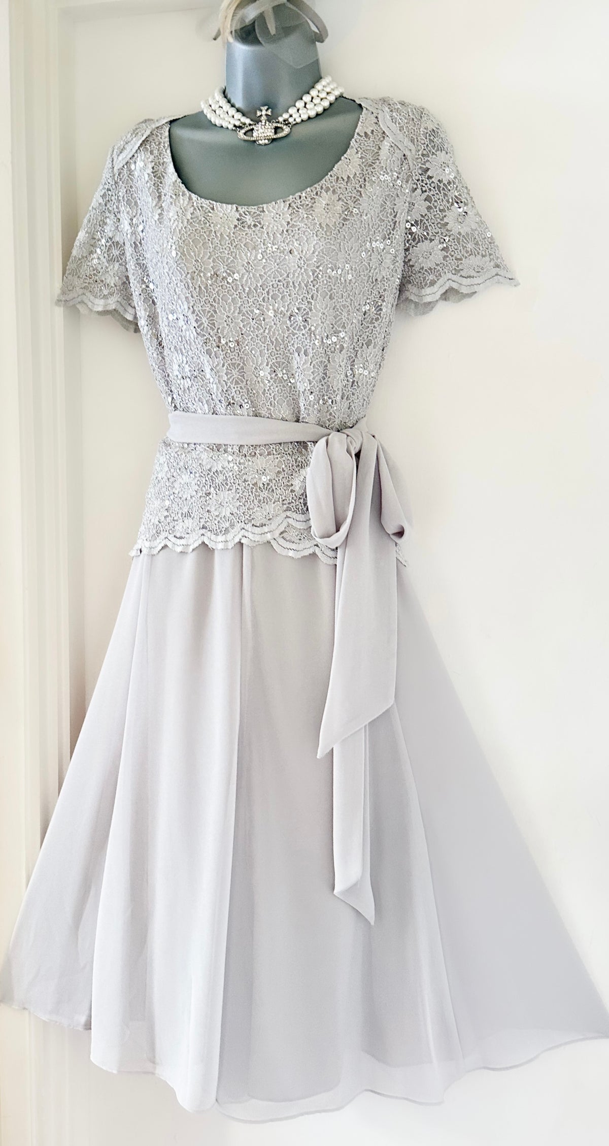 Jacques Vert light grey subtle sequin lace detail belted calf length stunning dress 22