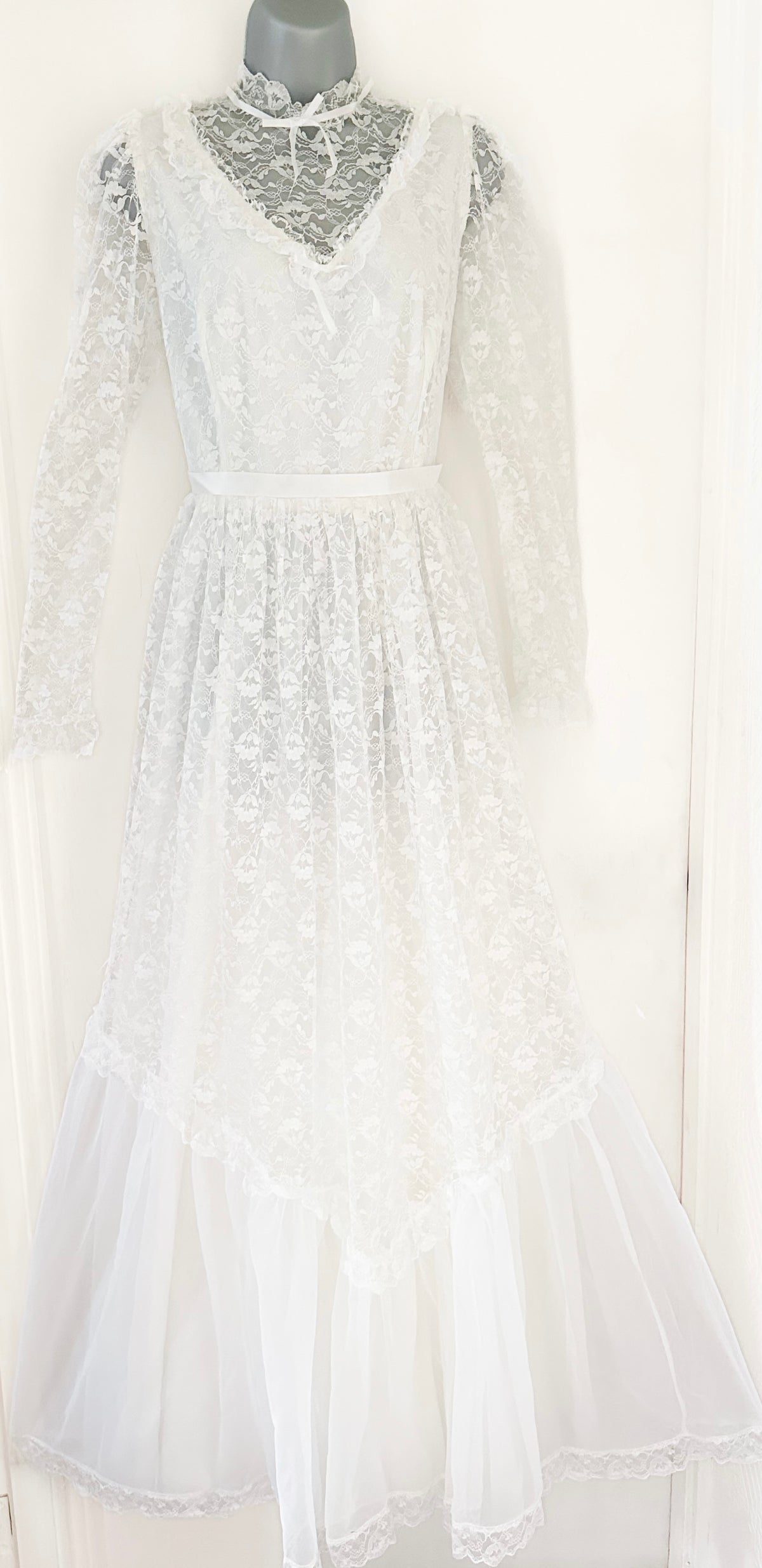 Vintage no label  approx 1980s white lace wedding long dress size 12