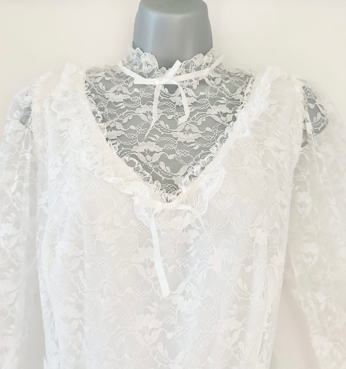 Vintage no label  approx 1980s white lace wedding long dress size 12