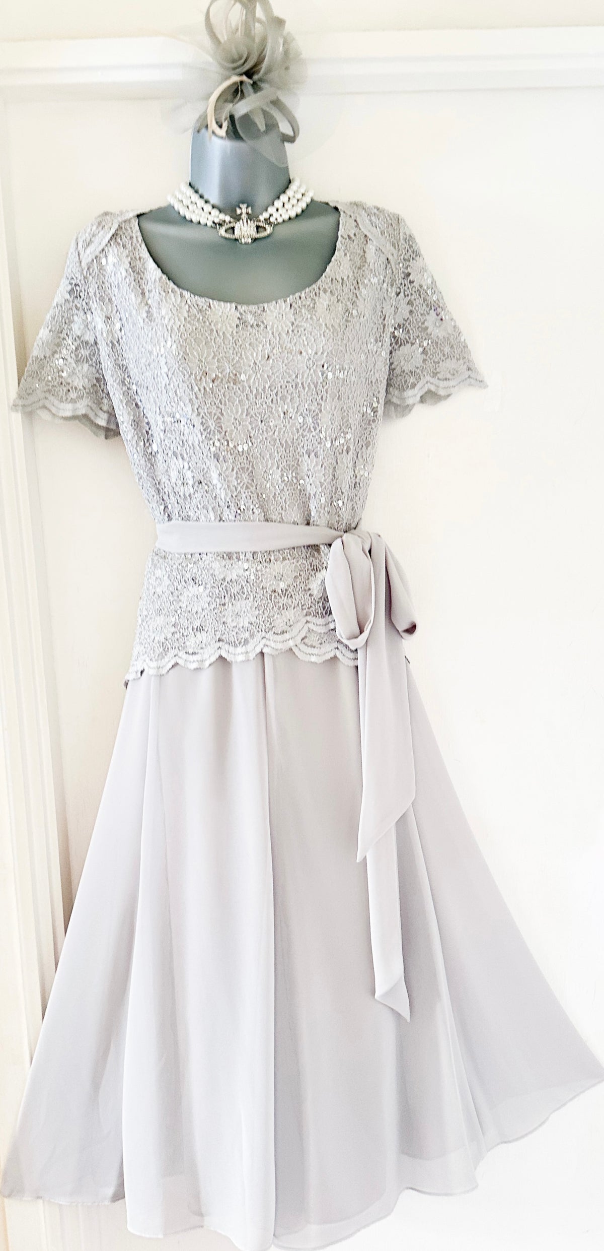 Jacques Vert light grey subtle sequin lace detail belted calf length stunning dress 22