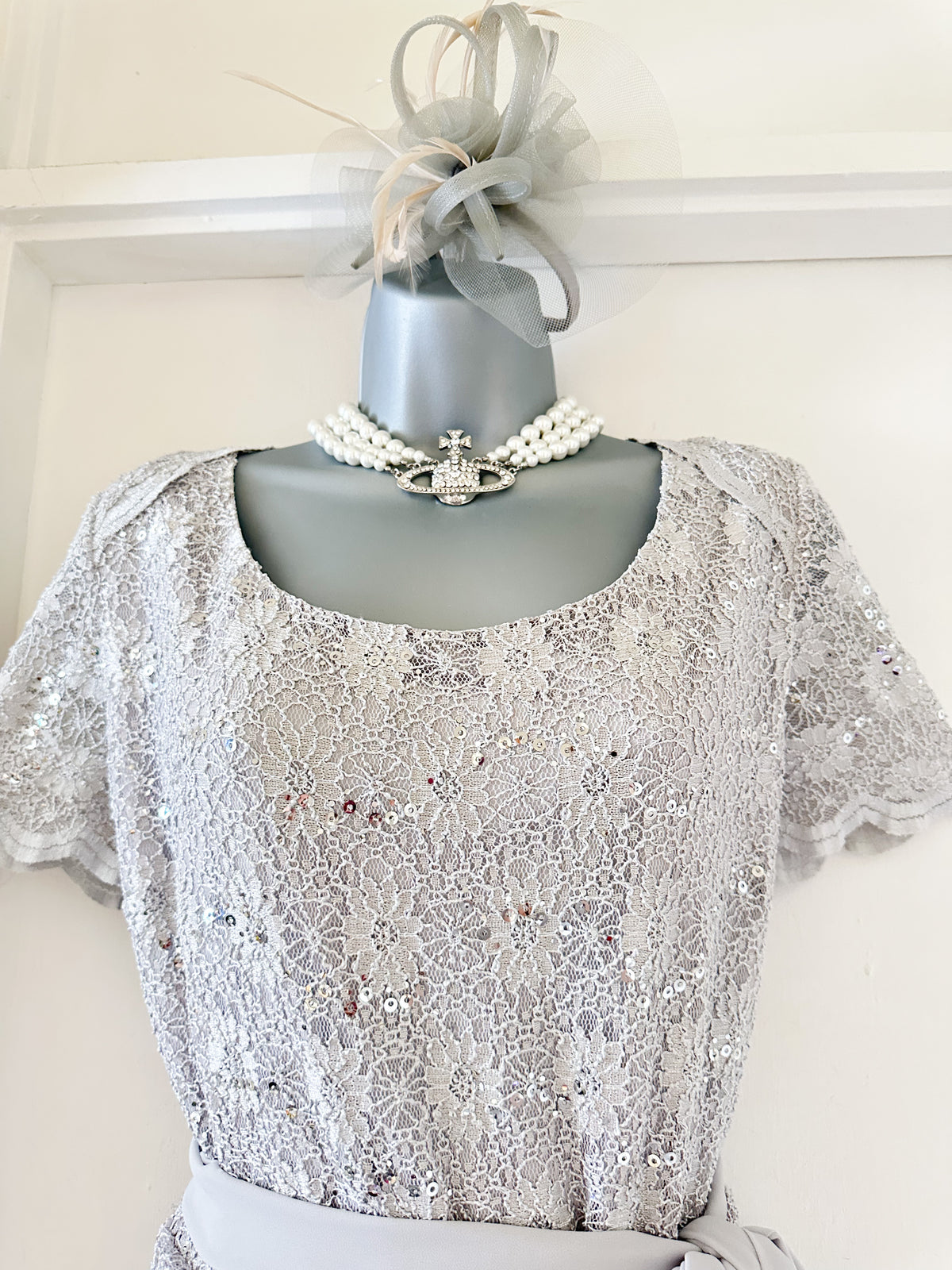 Jacques Vert light grey subtle sequin lace detail belted calf length stunning dress 22