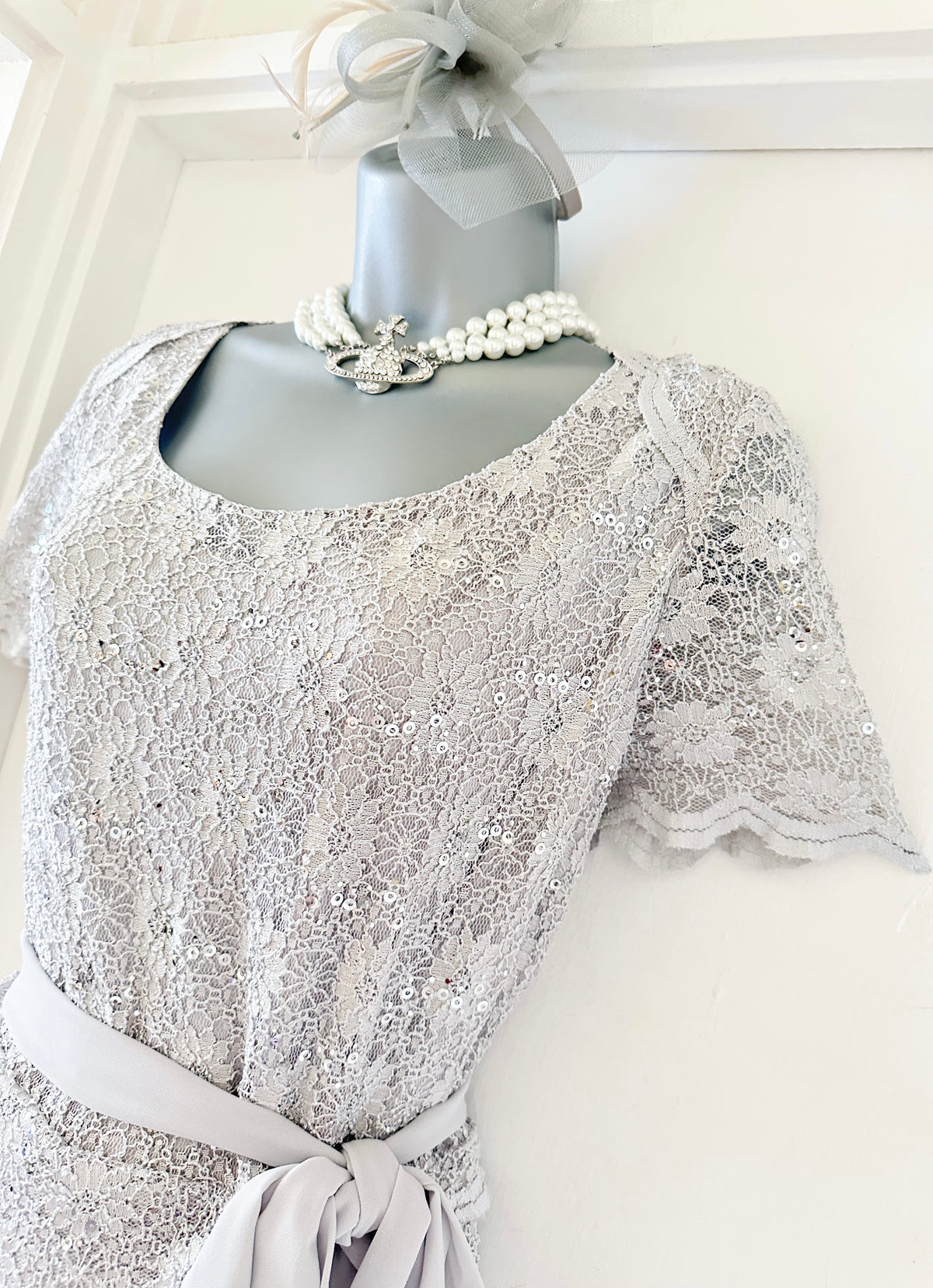 Jacques Vert light grey subtle sequin lace detail belted calf length stunning dress 22