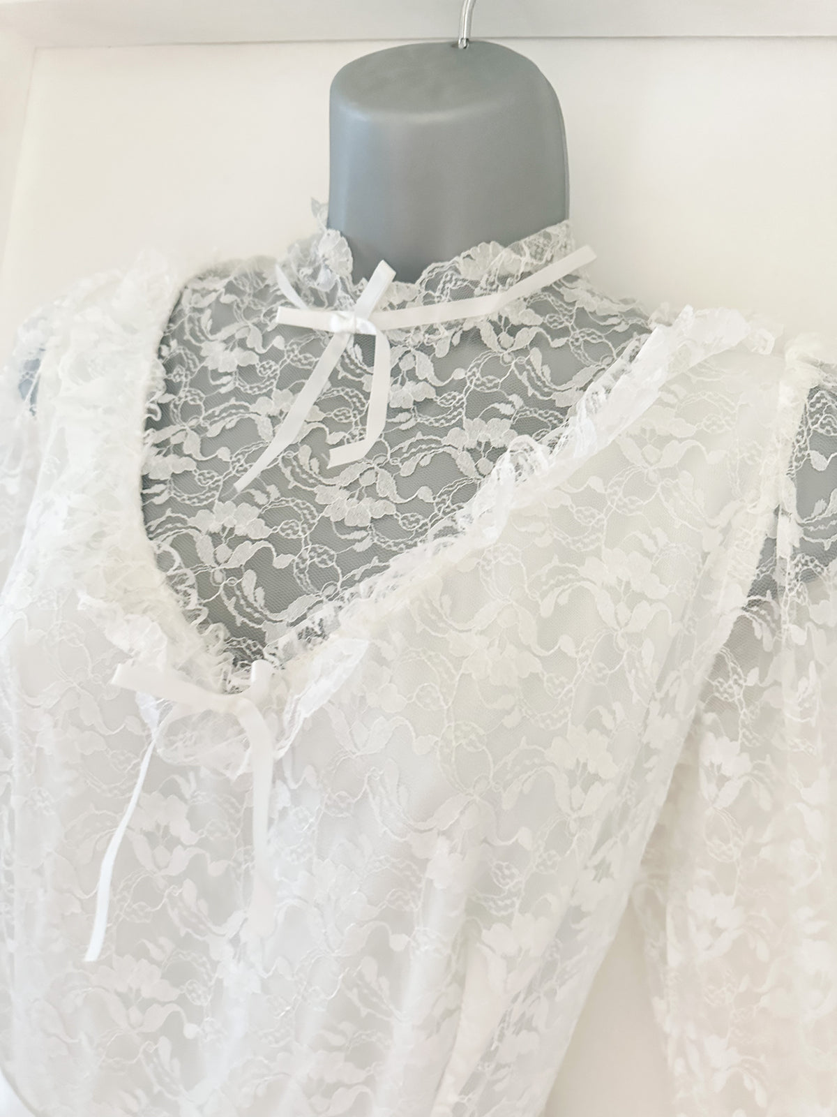 Vintage no label  approx 1980s white lace wedding long dress size 12