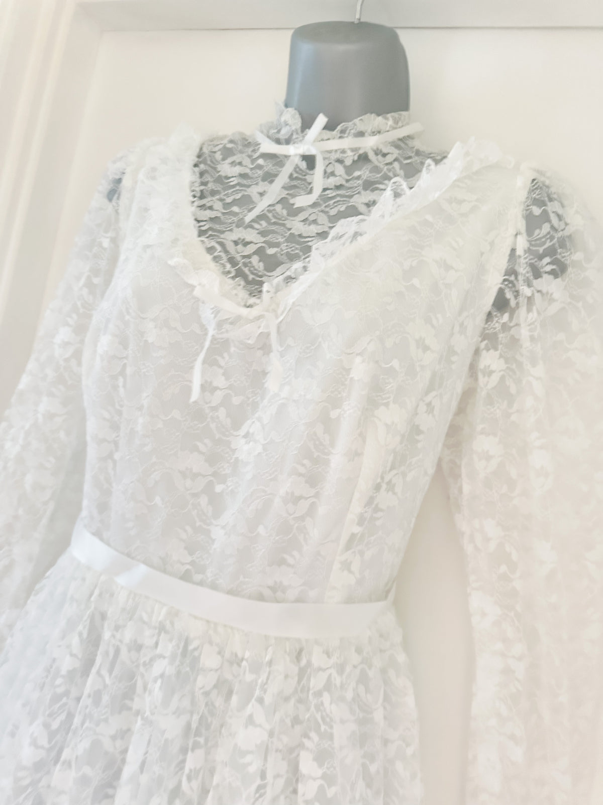 Vintage no label  approx 1980s white lace wedding long dress size 12