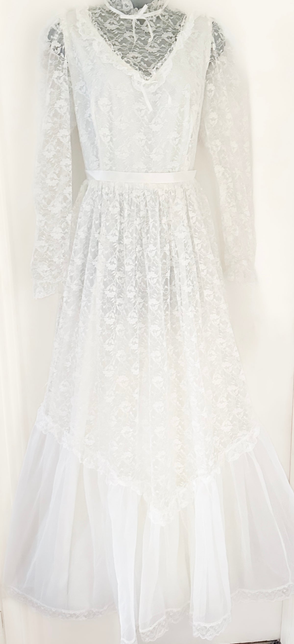 Vintage no label  approx 1980s white lace wedding long dress size 12