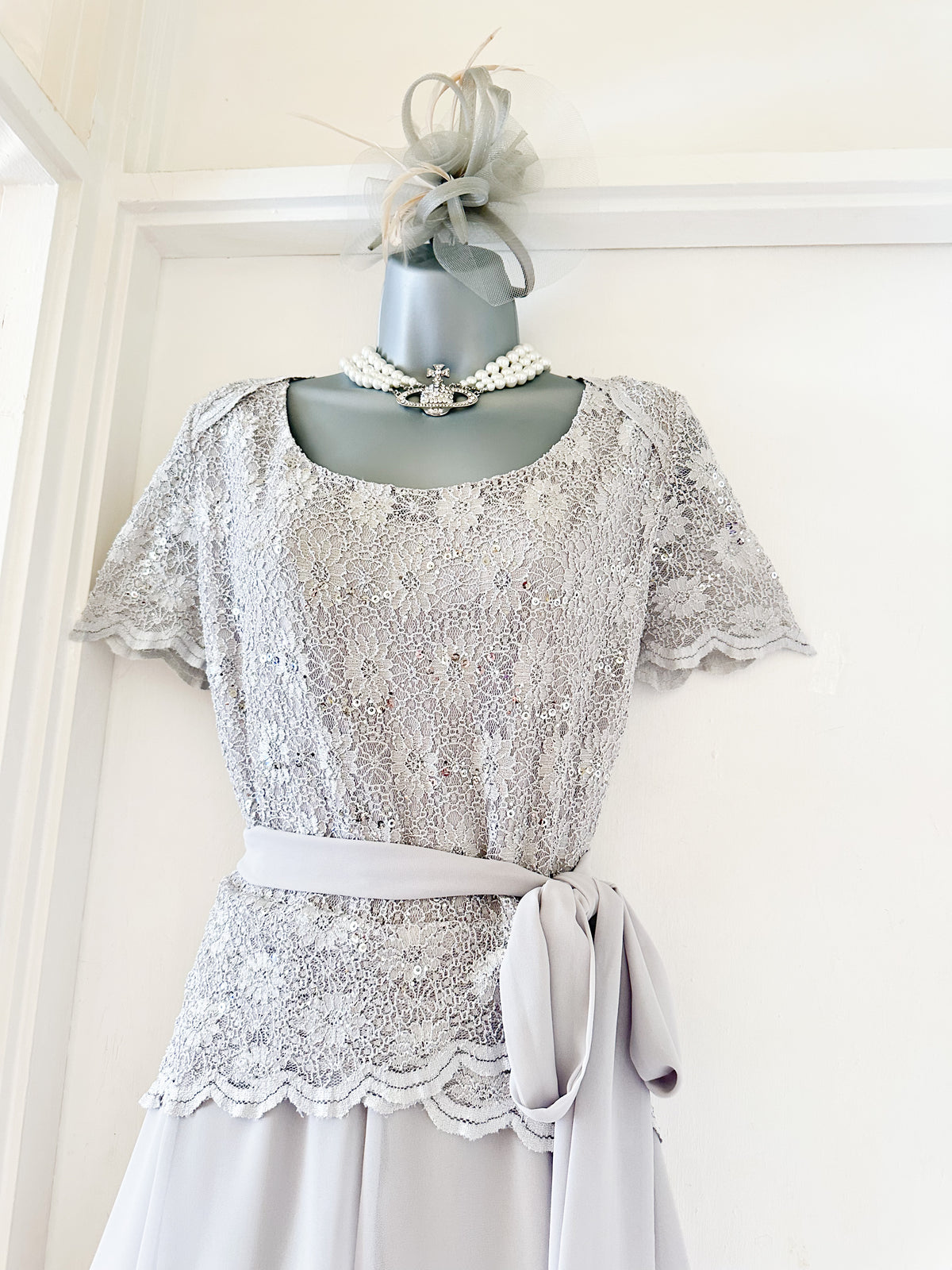 Jacques Vert light grey subtle sequin lace detail belted calf length stunning dress 22