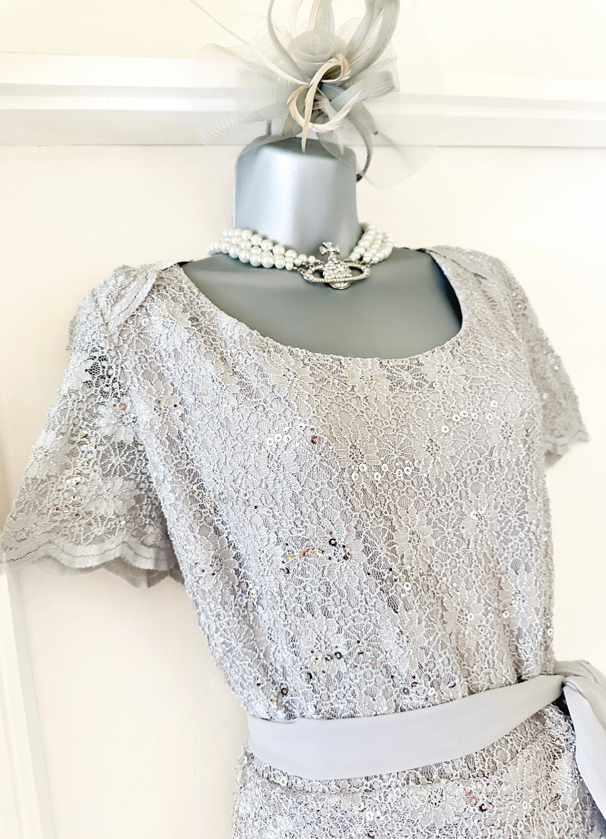 Jacques Vert light grey subtle sequin lace detail belted calf length stunning dress 22