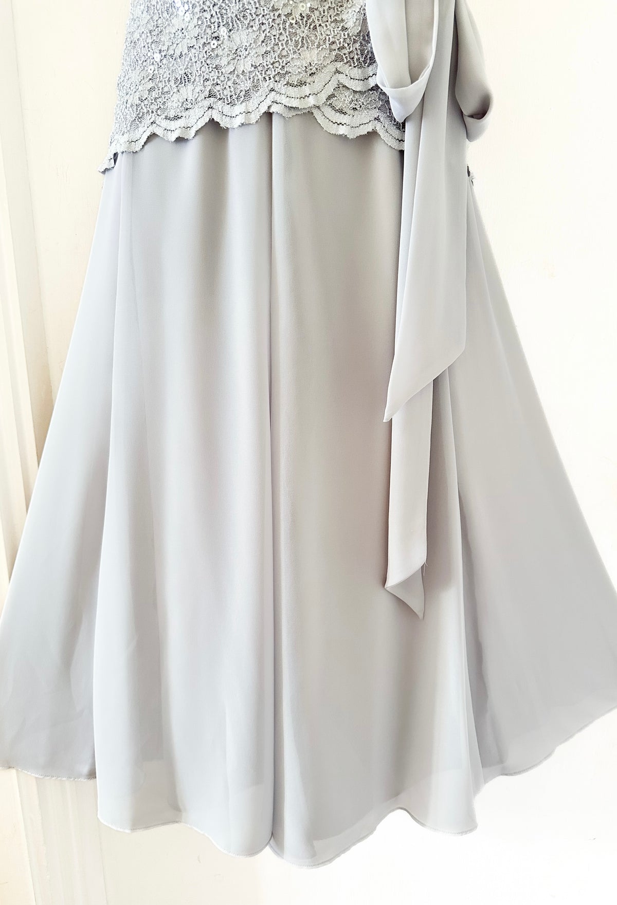 Jacques Vert light grey subtle sequin lace detail belted calf length stunning dress 22